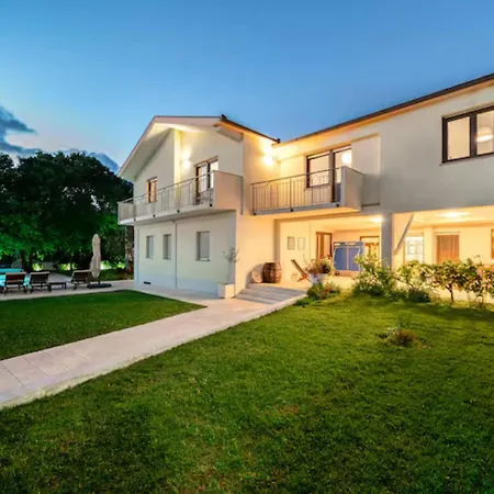Five Bedroom With Pool *