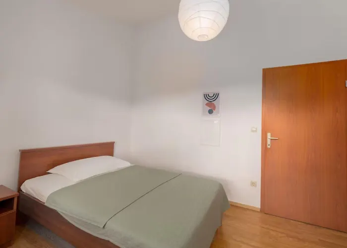 Villa Five Bedroom With Pool Lovrec